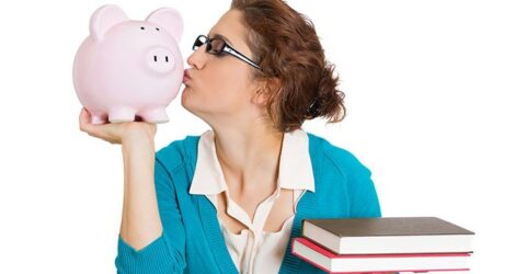 Cinco consejos para enseñar a tus hijos adolescentes a manejar su dinero