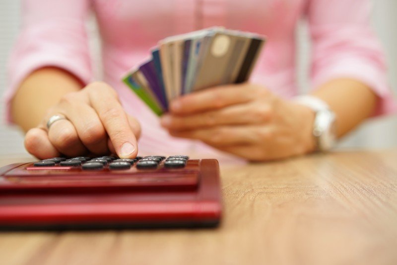 Deja de hacer estas cosas si estás intentando pagar la deuda de tu tarjeta de crédito