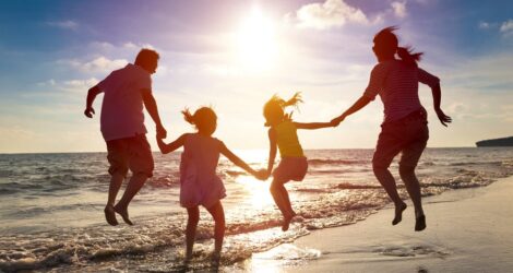 Los mejores destinos para tus vacaciones familiares, según la edad de tus hijos