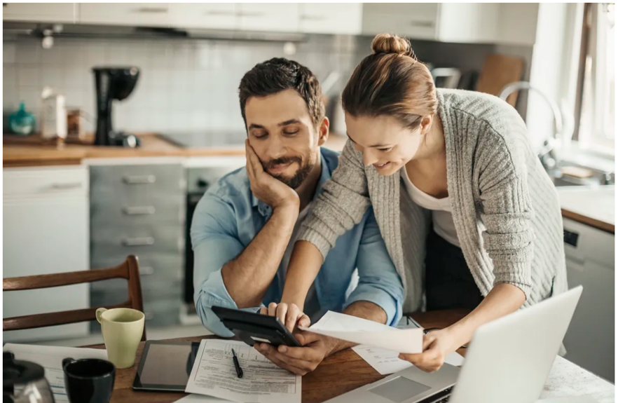 Conversaciones antes de combinar las finanzas durante el matrimonio